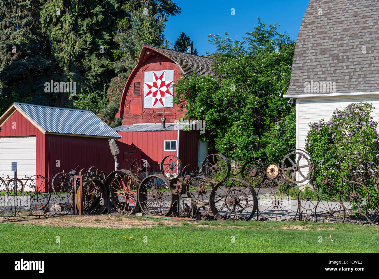 Une vieille roue de chariot clôture à la grange près de Uniontown, Dahmen Palouse, Washington, USA. Banque D'Images