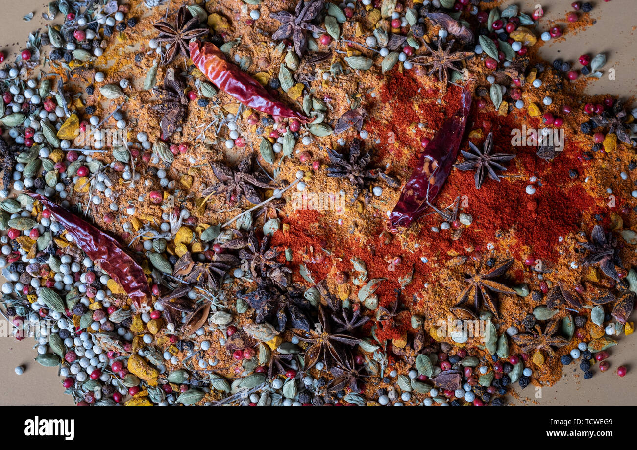 Variété d'épices et d'herbes de couleurs exotique indienne, sur la table de cuisine Banque D'Images