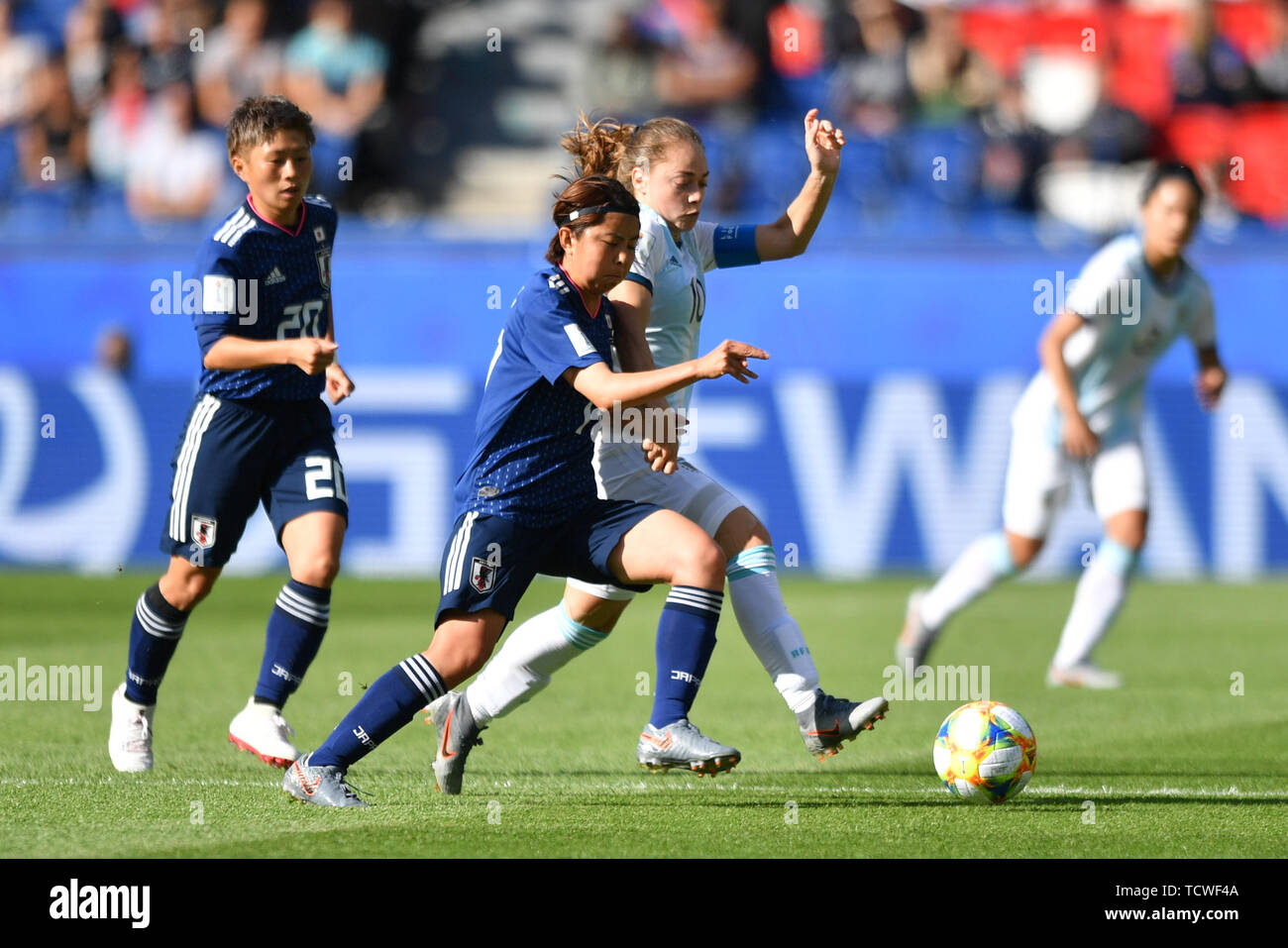 10 juin 2019 Paris, France coupe du monde de football féminin France 2019: Argentine contre Japon Duell Narumi Miura (Japon) (17) avec Estefania Romina Banini (Argentinien) (10) Banque D'Images