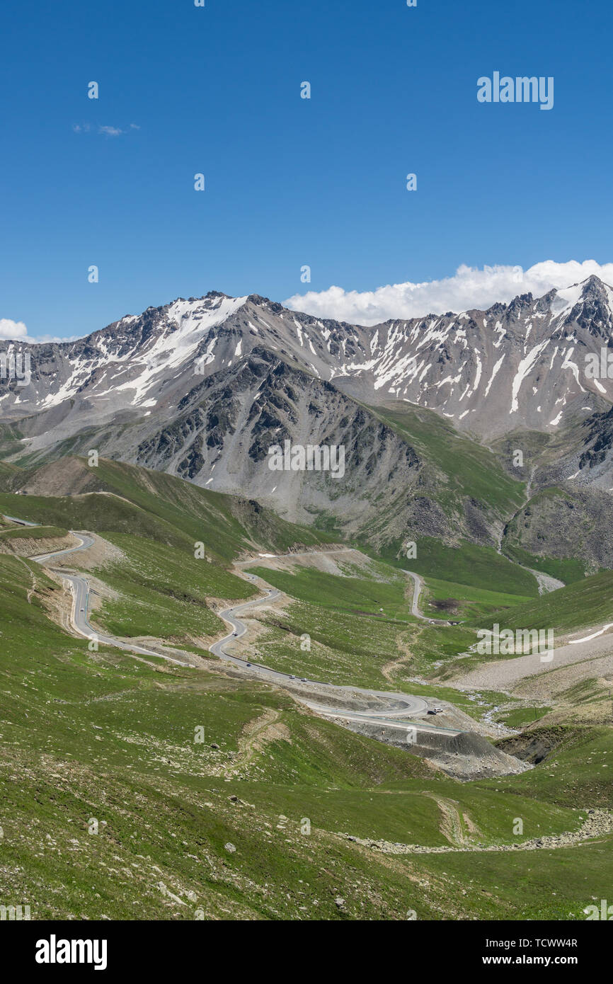 Les prairies alpines le long de la G217 Duku sous l'autoroute l'été, ciel bleu et nuages blancs dans le Xinjiang, Chine Banque D'Images