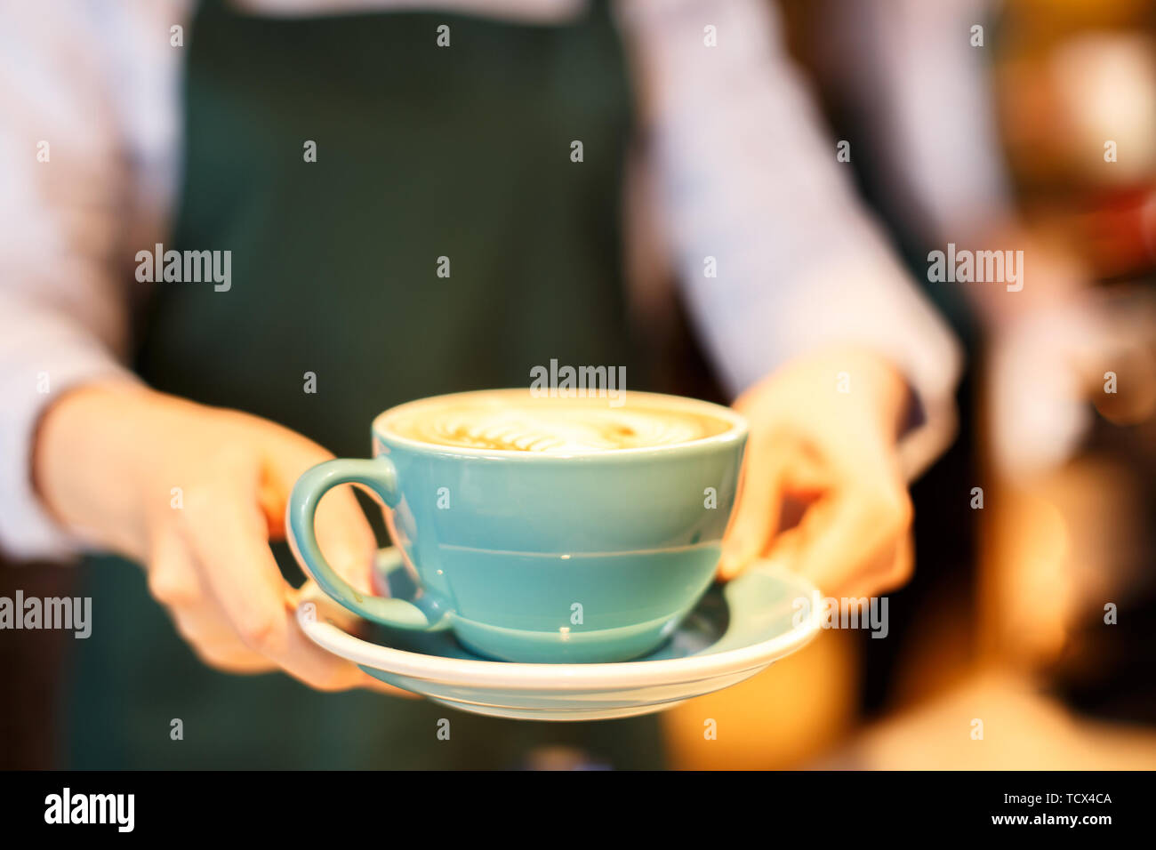 Serveuse et serveur sont en service Banque D'Images