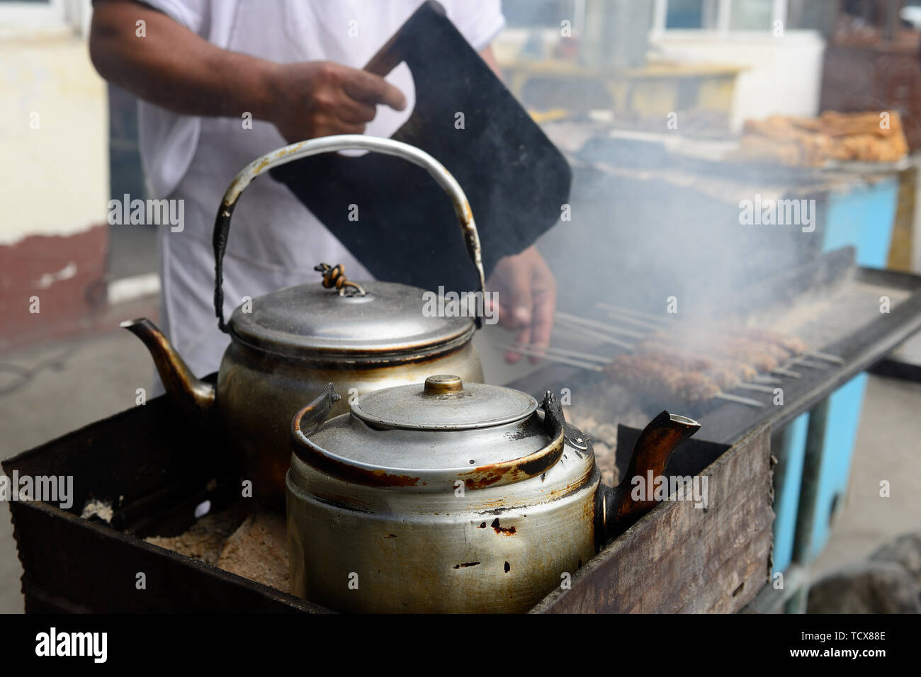 L'alimentation de rue ordinaire, traditionnelle en Ouzbékistan, préparer les brochettes brochettes sur le gril, Kokand bazar. Banque D'Images