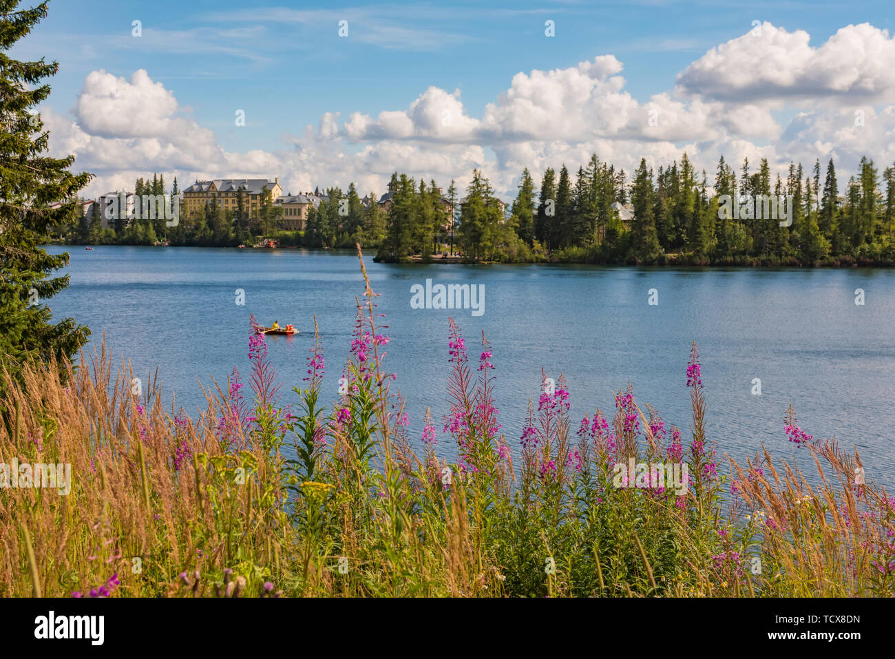 Lac de montagne de Štrbské Pleso dans le Parc National des Hautes Tatras, Slovaquie Banque D'Images