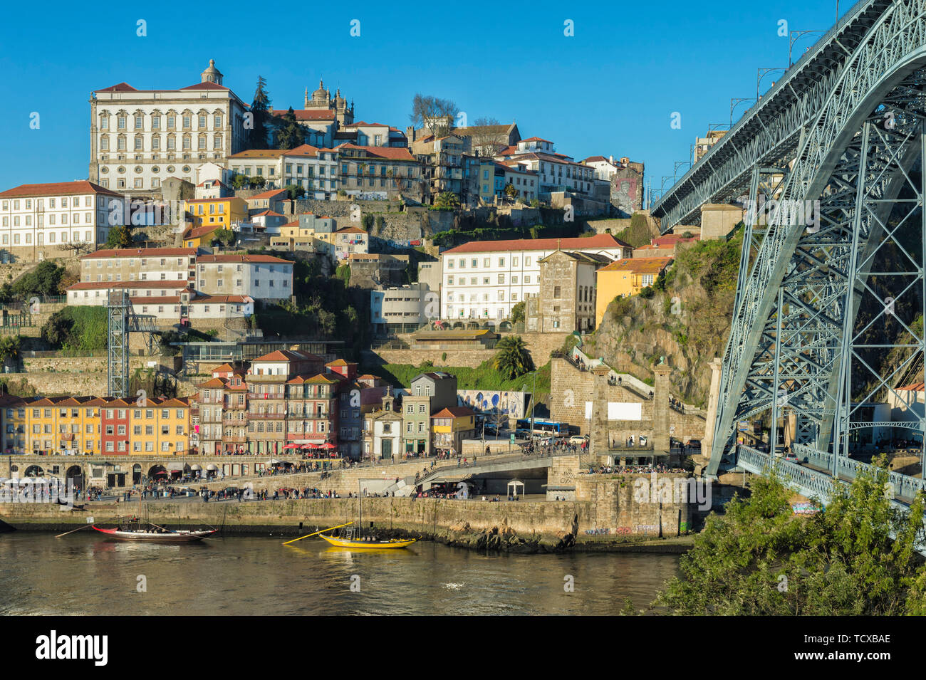 Ancien palais épiscopal surplombant le quartier de Ribeira et le pont Ponte Dom Luis I, site classé au patrimoine mondial de l'UNESCO, Porto (Portugal, Europe) Banque D'Images