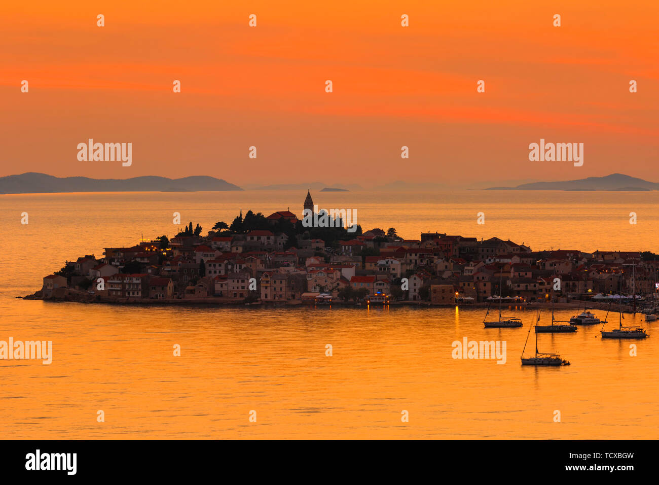 Primosten au coucher du soleil, la Côte Adriatique, la Dalmatie, Croatie, Europe Banque D'Images