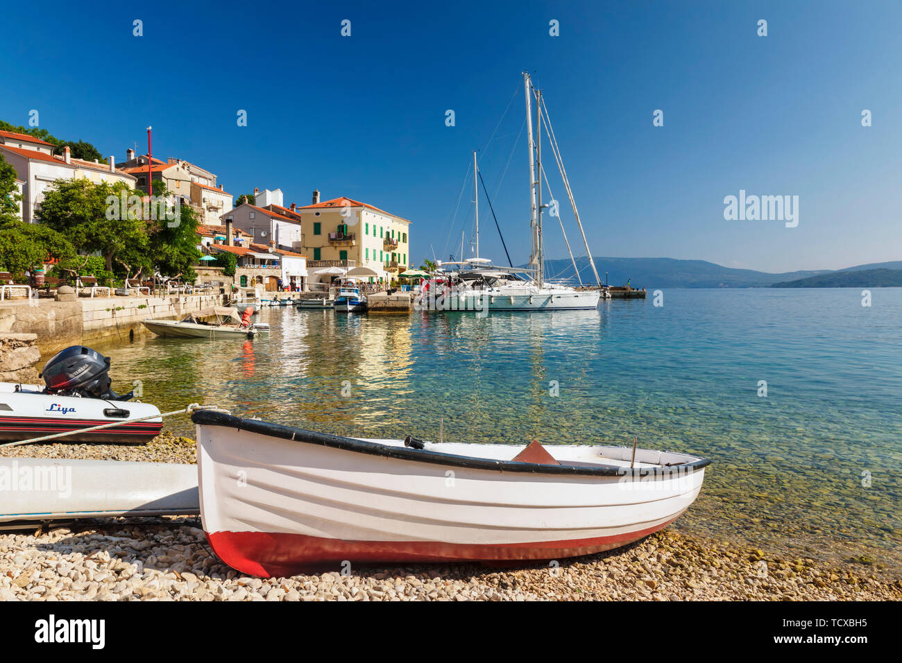 Bateaux de pêche au port, l'île de Cres Valun, golfe de Kvarner, Croatie, Europe, Banque D'Images