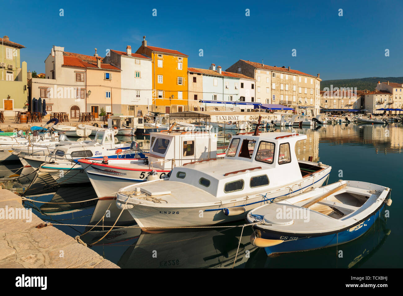 Les bateaux de pêche dans le port, de la ville de Cres, Cres, île du golfe de Kvarner, Croatie, Europe Banque D'Images