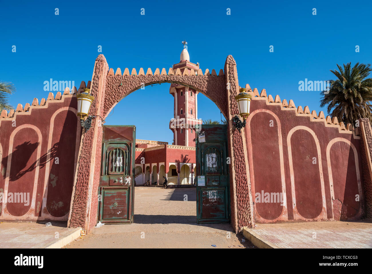 Mosquée rouge à Timimoun, dans l'ouest de l'Algérie, l'Afrique du Nord, Afrique Banque D'Images