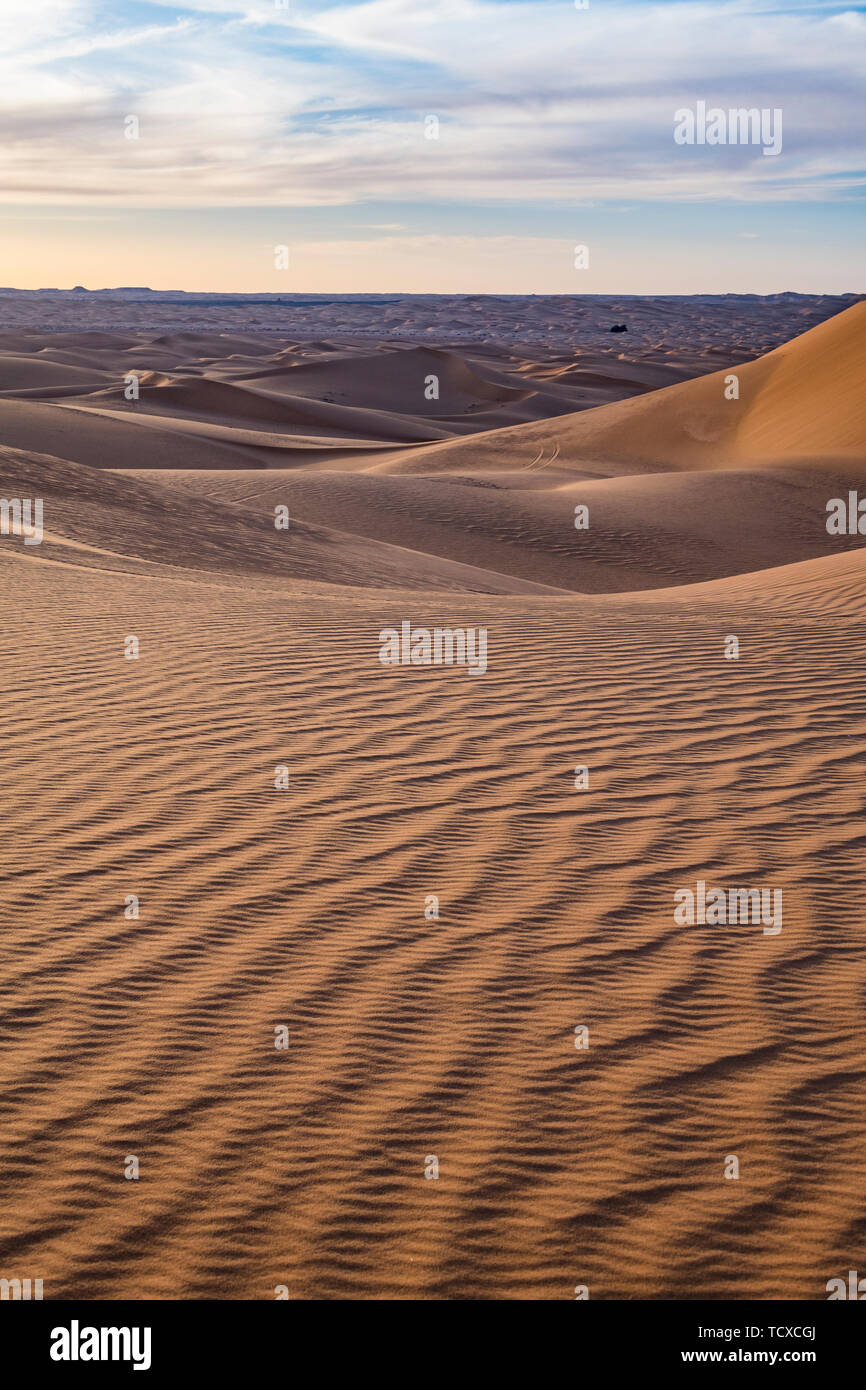 Coucher du soleil dans des dunes de sable du désert du Sahara, Timimoun, dans l'ouest de l'Algérie, l'Afrique du Nord, Afrique Banque D'Images