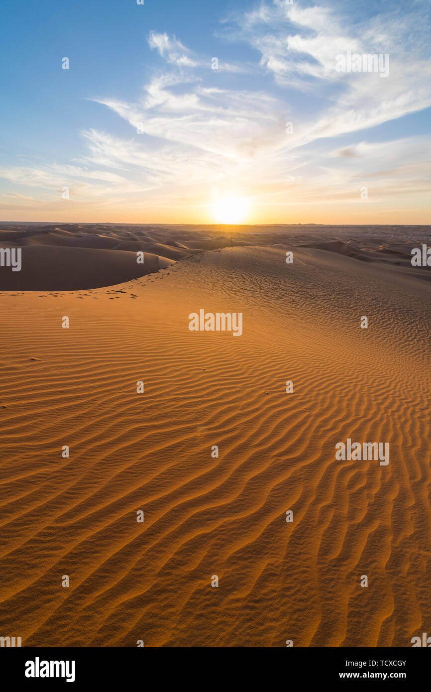 Coucher du soleil dans des dunes de sable du désert du Sahara, Timimoun, dans l'ouest de l'Algérie, l'Afrique du Nord, Afrique Banque D'Images