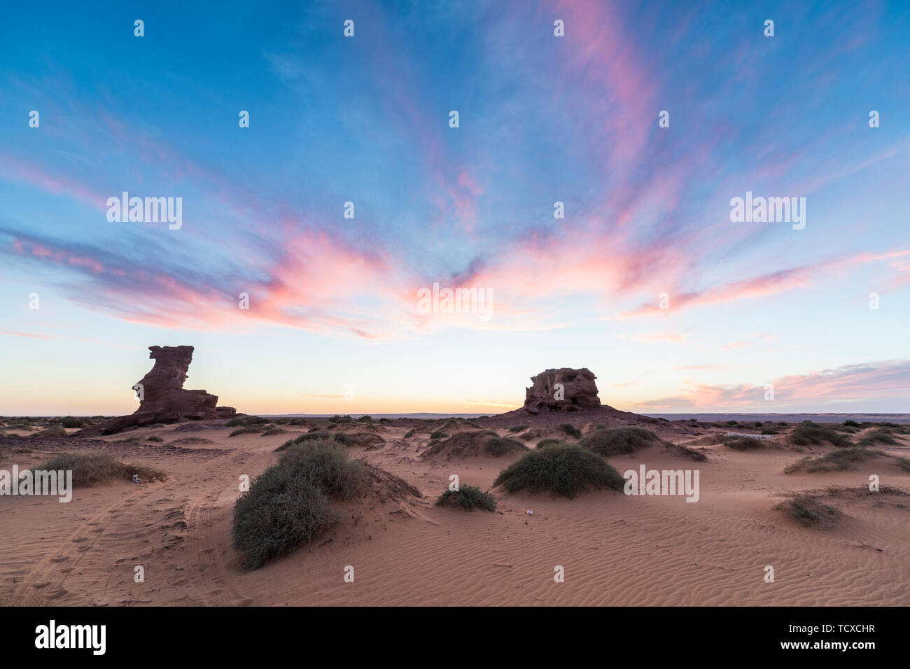 Coucher du soleil dans le désert du Sahara, près de Timimoun, dans l'ouest de l'Algérie, l'Afrique du Nord, Afrique Banque D'Images
