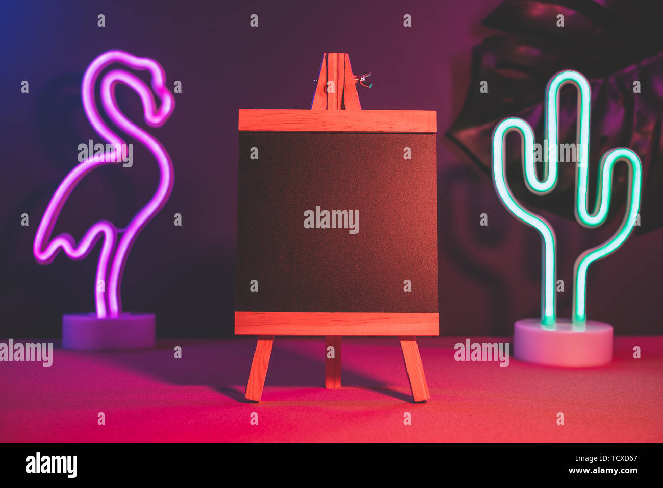 Tableau d'été avec flamingo et cactus néon rose et bleue sur la table.maquette modèle pour ajouter du texte Banque D'Images