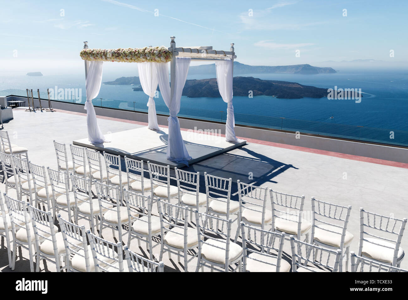Magnifiquement arrangé pour une cérémonie de mariage sur la côte grecque. Des vacances romantiques au bord de la mer Banque D'Images