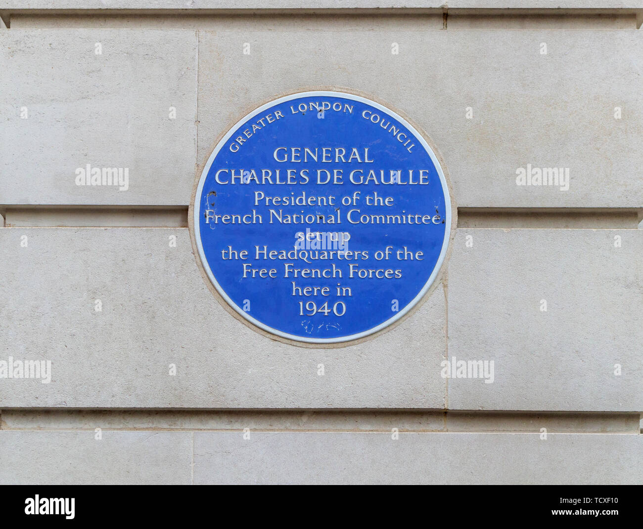 Blue plaque à Carlton Gardens, City of Westminster, London, W1, UK : le général Charles de Gaulle et le quartier général des Forces françaises libres en 1940 Banque D'Images