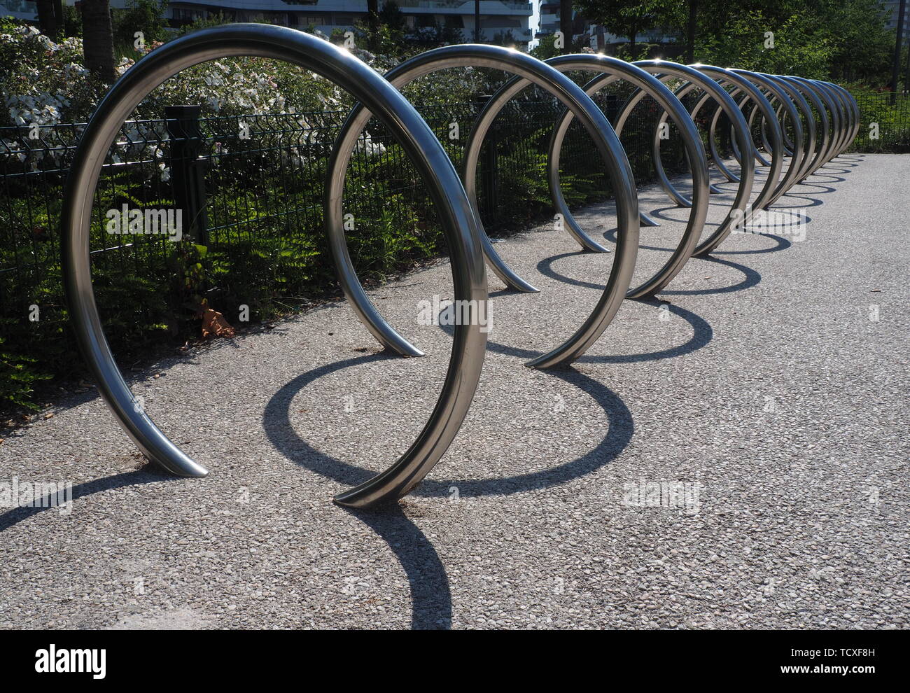 Un porte-vélo moderne à Milan, ville du district de la vie. Banque D'Images