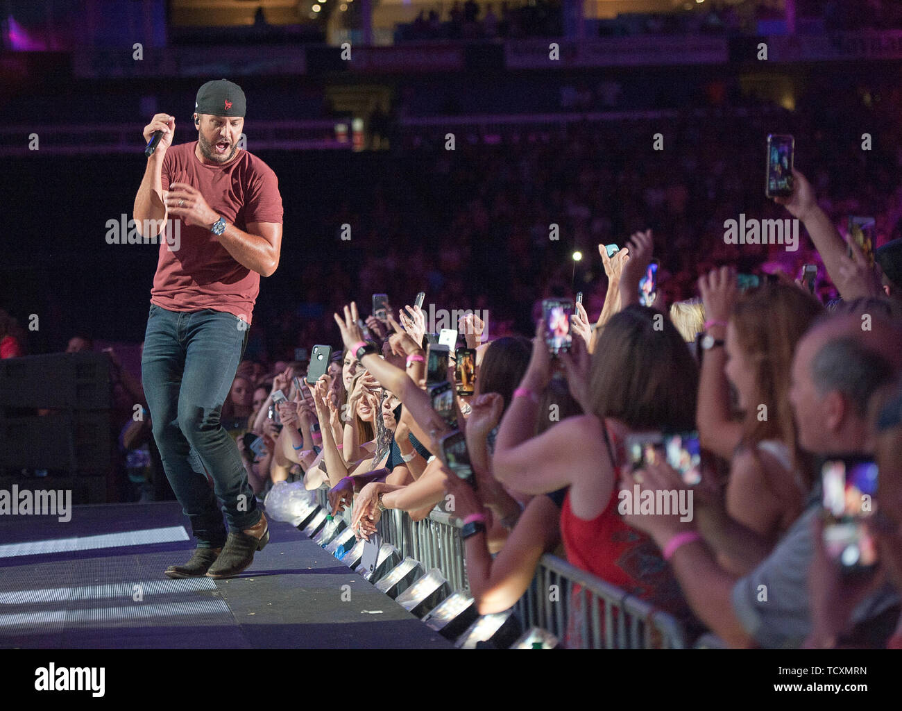 9 juin 2019 - Nashville, Tennessee, USA - Musicien LUKE BRYAN effectue live au Nissan Stadium dans le cadre du CMA 2019 Music Festival qui a eu lieu au centre-ville de Nashville. Copyright 2019 Jason Moore. (Crédit Image : © Jason Moore/Zuma sur le fil) Banque D'Images