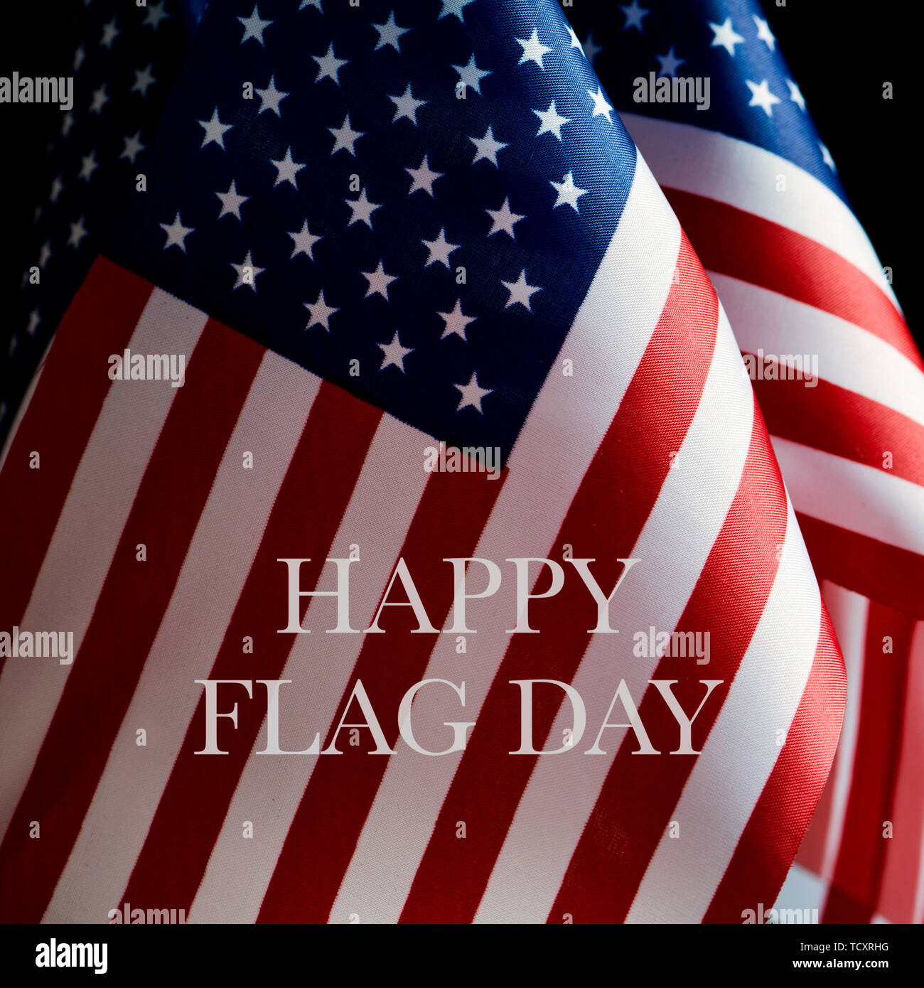 Libre de quelques drapeaux américains et le texte heureux le jour du drapeau, sur un fond noir Banque D'Images