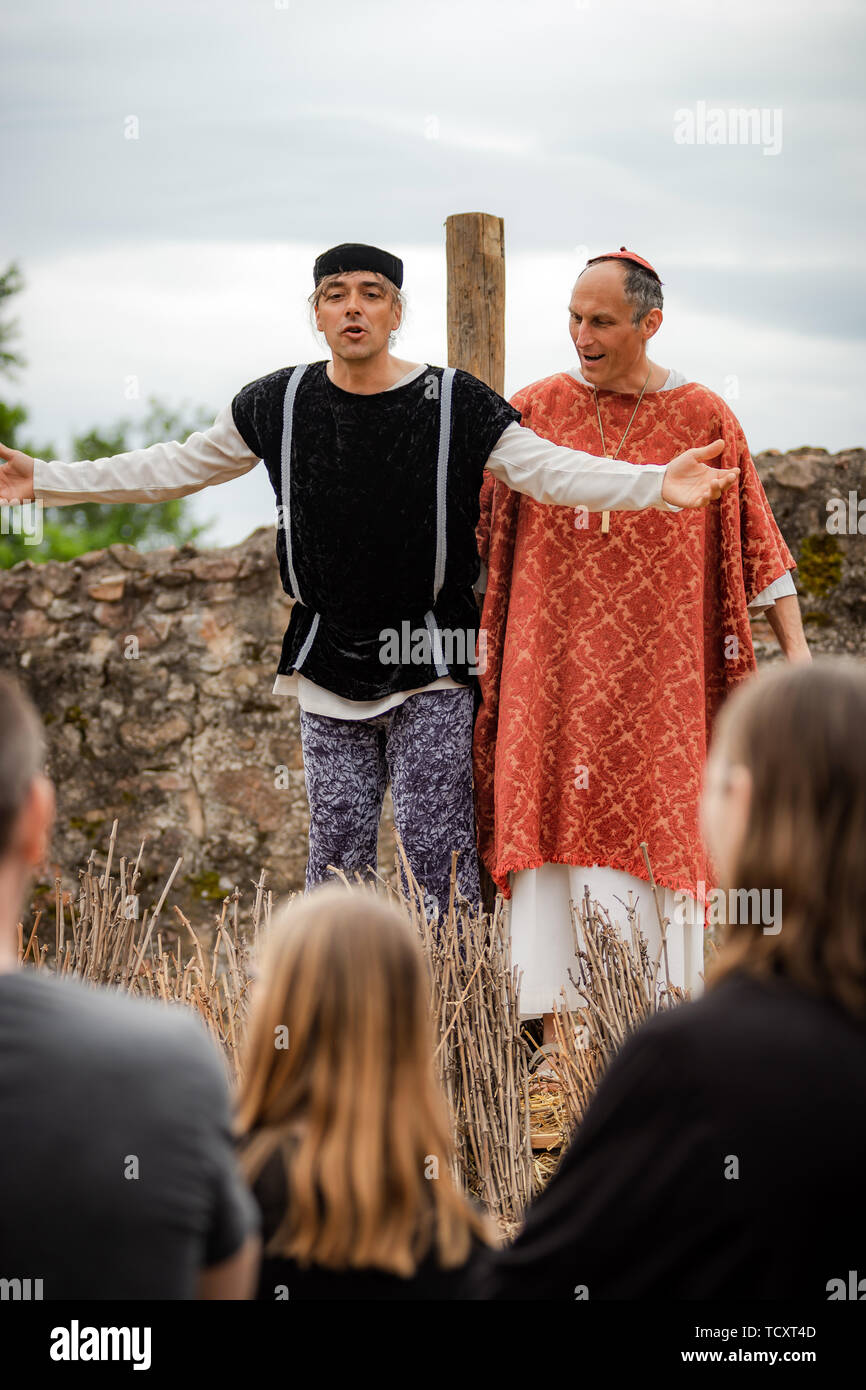 Editorial : 9 juin 2019 : Chatenois, France. Fancy-dress carnival sous les murs de la forteresse médiévale en Alsace. Banque D'Images