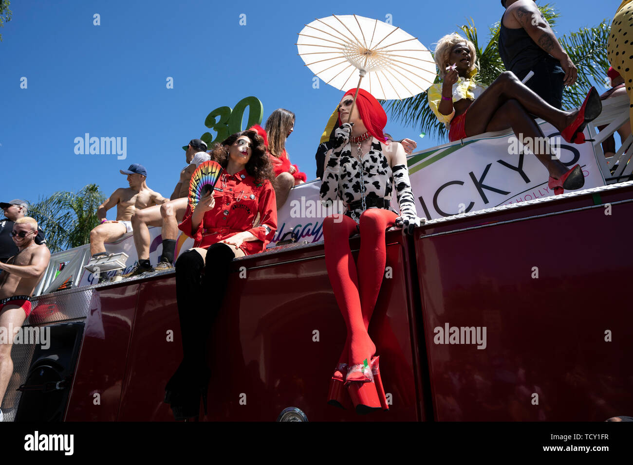 Les participants à l'HÔTEL LA Pride Parade de West Hollywood, Californie. 49e congrès annuel de la gay pride parade comprend un festival de musique et un défilé qui attire les foules. Banque D'Images