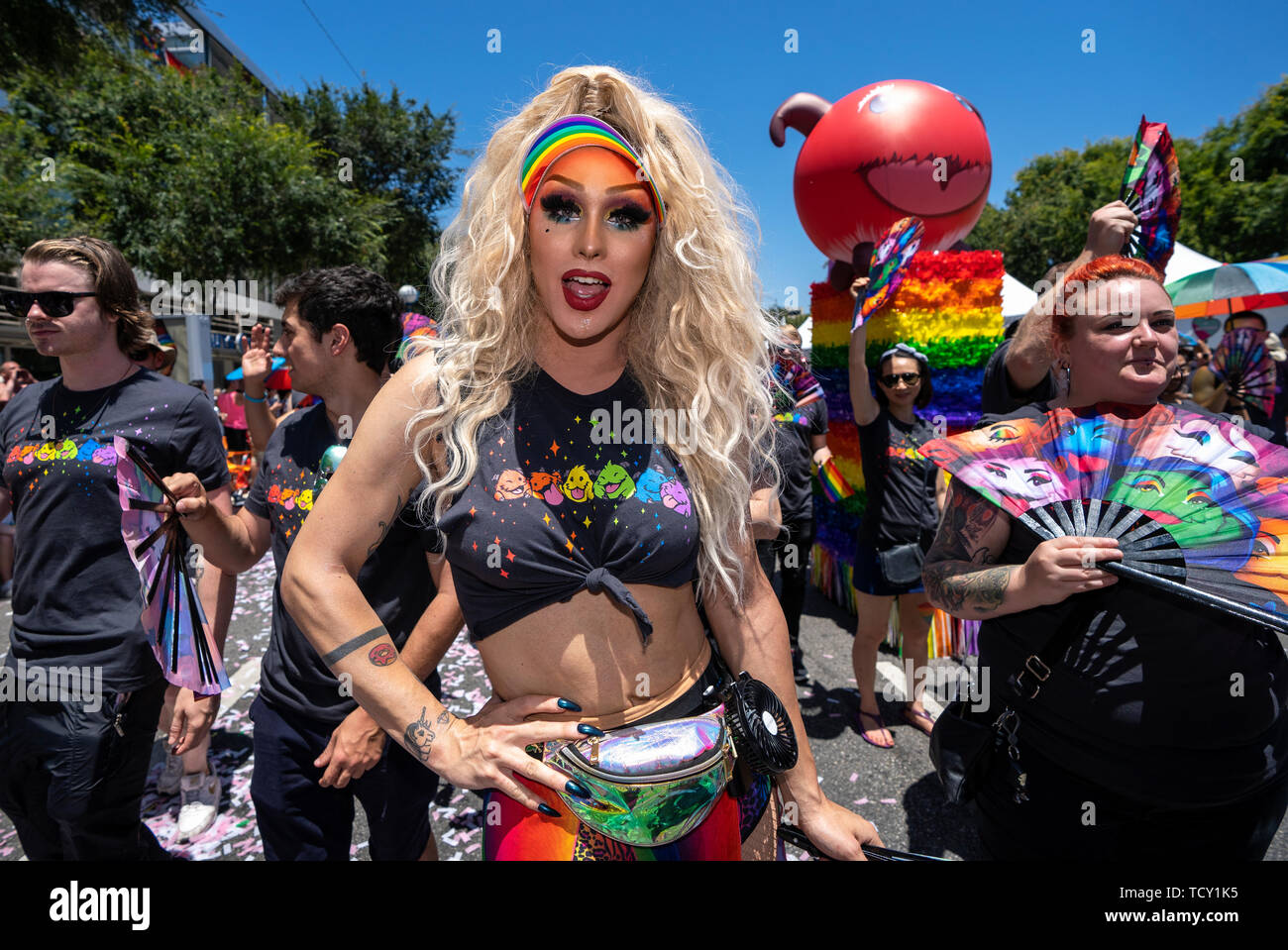 Un des participants à la la Pride Parade de West Hollywood, Californie. 49e congrès annuel de la gay pride parade comprend un festival de musique et un défilé qui attire les foules. Banque D'Images