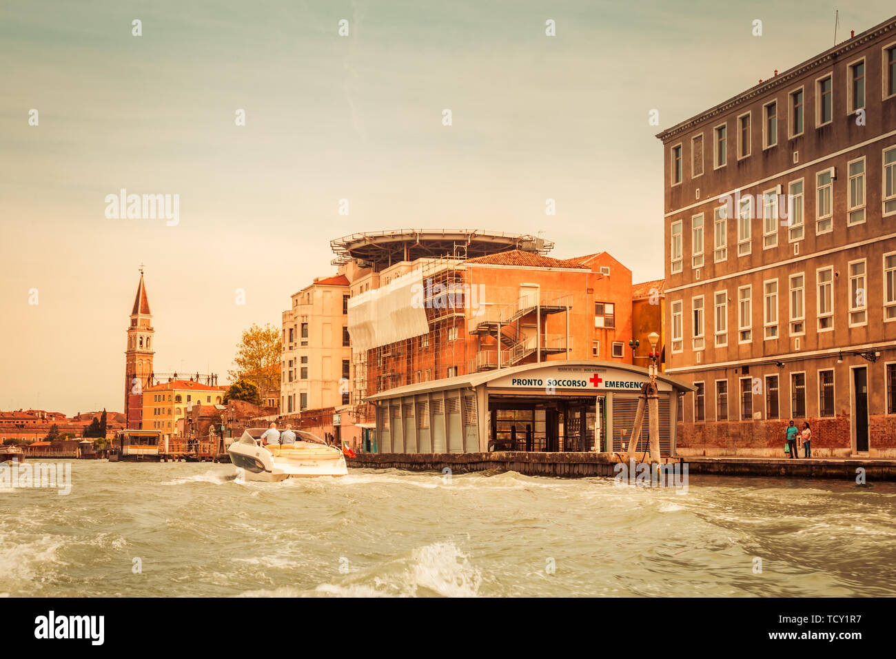 Venise Italie - 25 mai 2019 : vue panoramique de l'hôpital de Venise le alongf grande au coucher du soleil avec des quais pour les bateaux et d'hélicoptères d'urgence du pont. Banque D'Images