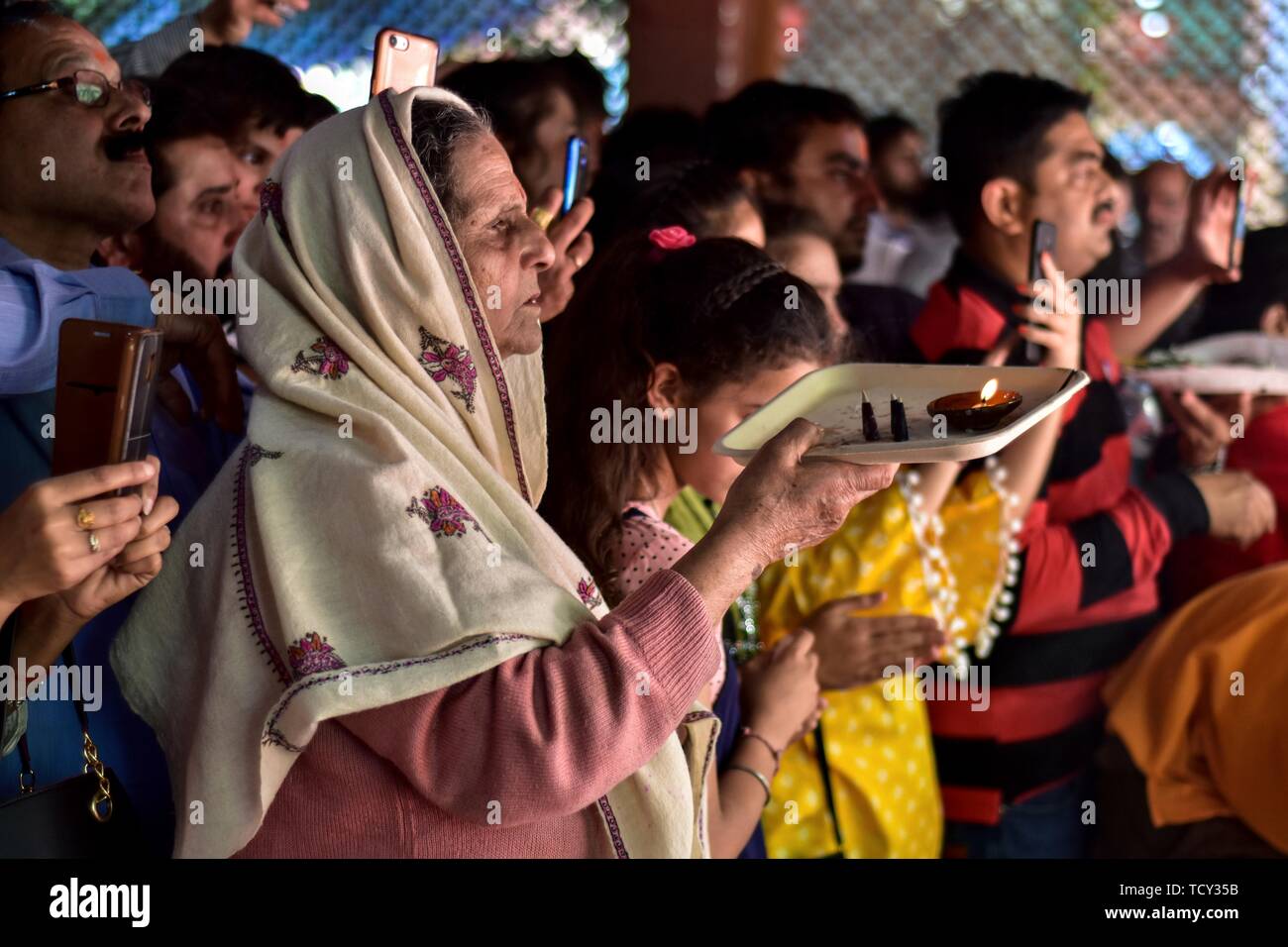 Un dévot effectue au rituels Kheer Bhawani temple pendant le festival hindou annuel dans le district de Ganderbal, à environ 30km au nord-est de Srinagar au Cachemire. Des milliers d'hindous du Cachemire, dont beaucoup ont été déplacées il y a 20 ans, ont assisté au festival afin d'adorer la déesse hindou Mata Kheer Bhawani le jour de sa naissance. Quelque 200 000 pandits cachemiris ont fui la région au début des années 90 au début de l'insurrection contre la règle indienne principalement à la ville du sud de l'hindou du Jammu-et ils reviennent chaque année pour le festival. Banque D'Images