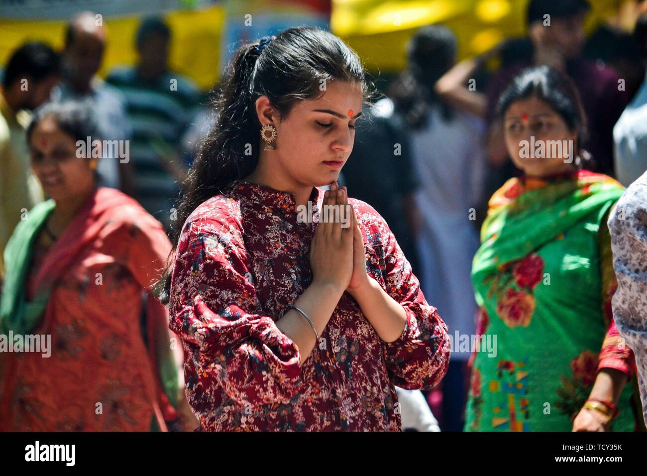 Un dévot prie au Kheer Bhawani temple pendant le festival hindou annuel dans le district de Ganderbal, à environ 30km au nord-est de Srinagar au Cachemire. Des milliers d'hindous du Cachemire, dont beaucoup ont été déplacées il y a 20 ans, ont assisté au festival afin d'adorer la déesse hindou Mata Kheer Bhawani le jour de sa naissance. Quelque 200 000 pandits cachemiris ont fui la région au début des années 90 au début de l'insurrection contre la règle indienne principalement à la ville du sud de l'hindou du Jammu-et ils reviennent chaque année pour le festival. Banque D'Images