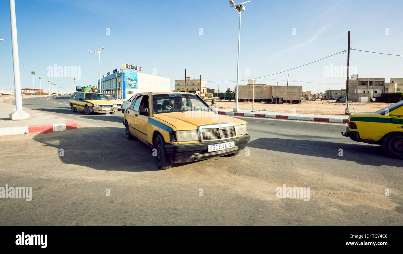 L'Afrique, le Sénégal, les rues, les petites villes, villes, villages, les véhicules, les routes, les rues, les gens, la vie Banque D'Images