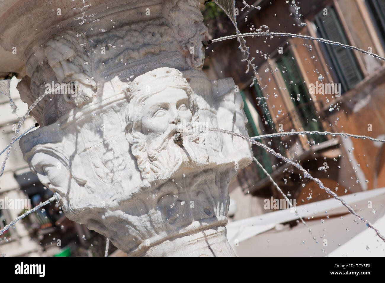Une superbe fontaine sculptée à Vérone, Italie. Banque D'Images