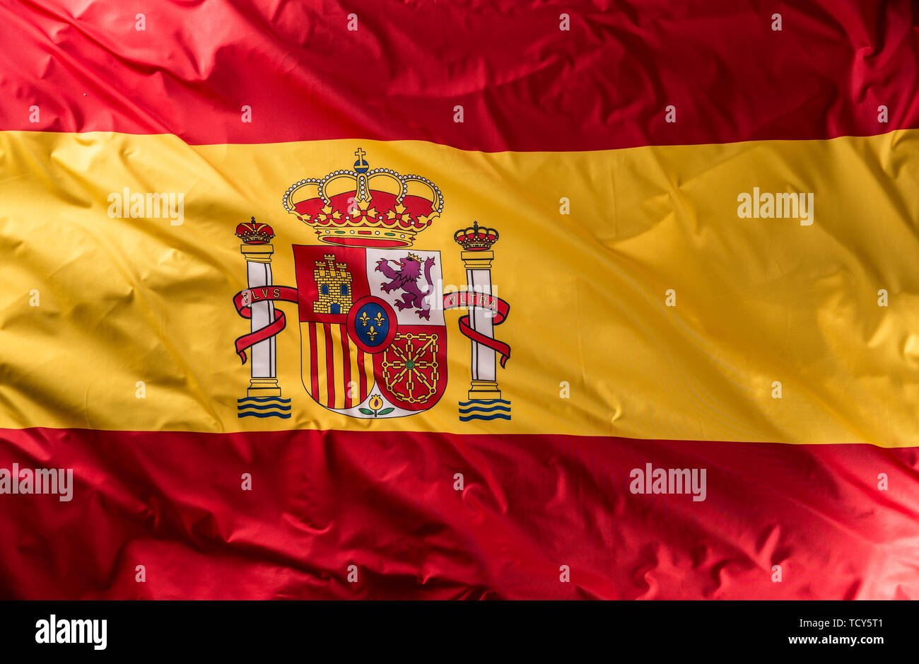Espagne drapeau de soie. Les couleurs de l'emblème national espagnol avec. Banque D'Images