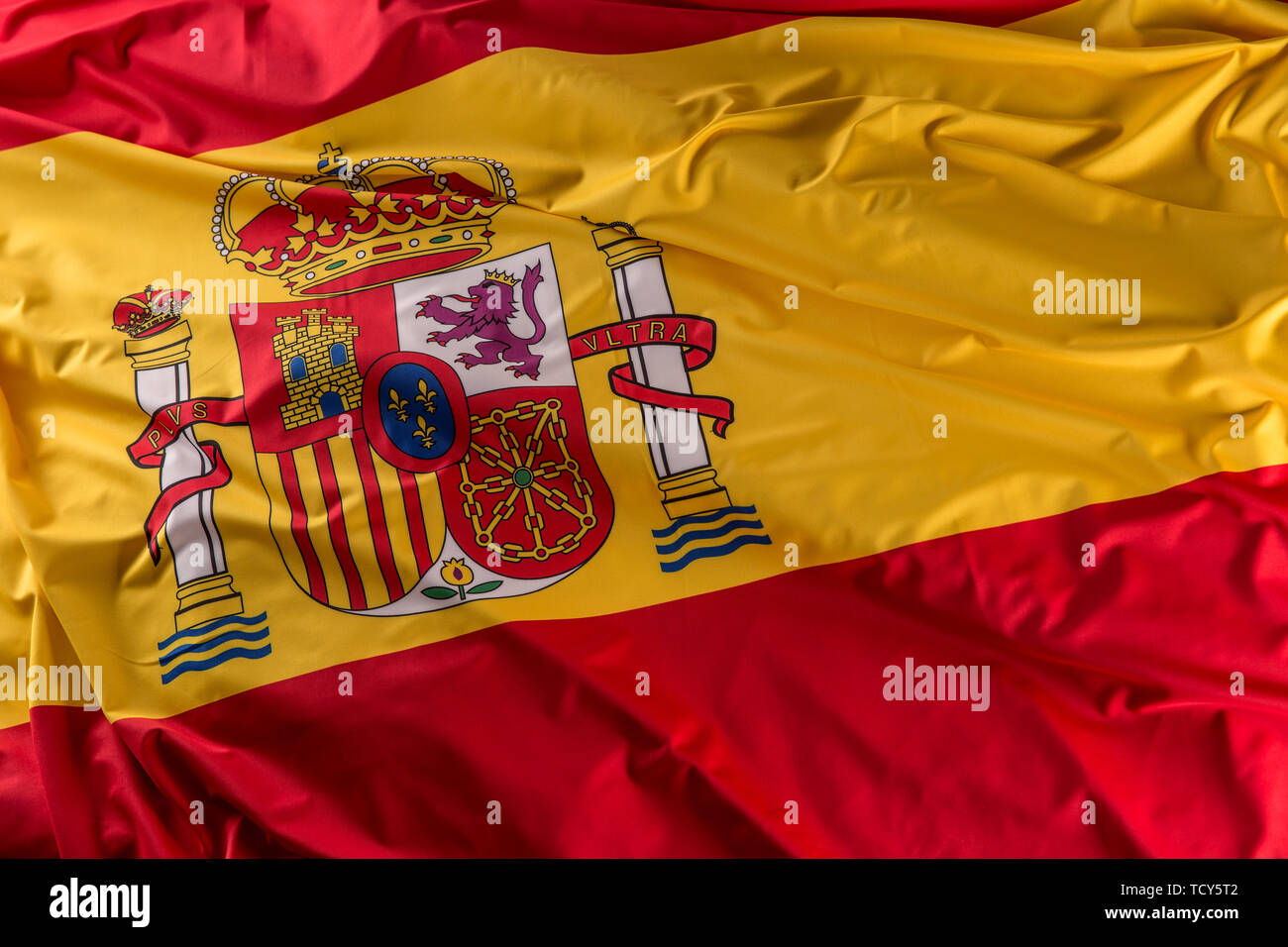 Espagne drapeau de soie. Les couleurs de l'emblème national espagnol avec. Banque D'Images