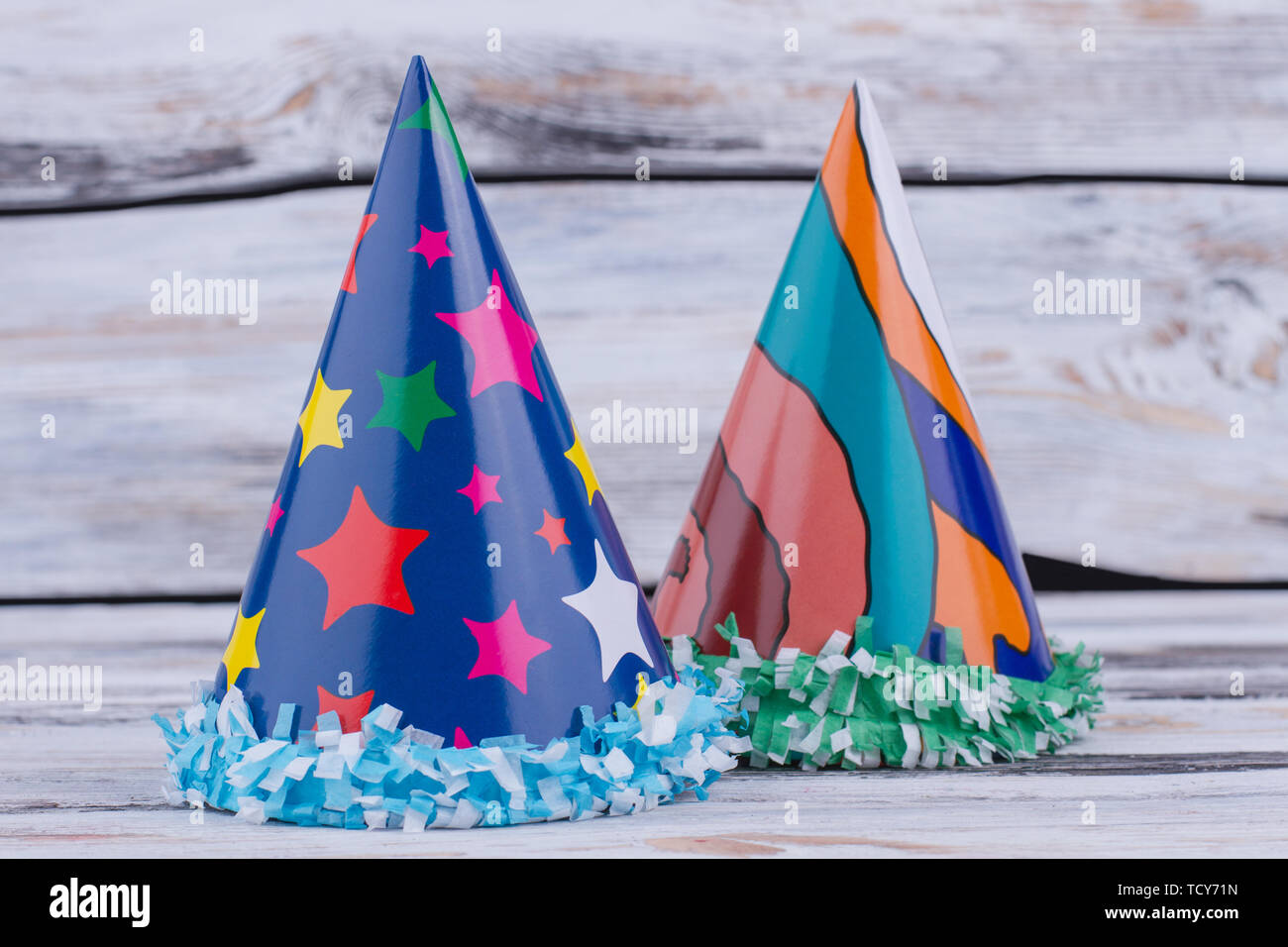 Chapeaux de fête pour enfants et adultes. Banque D'Images