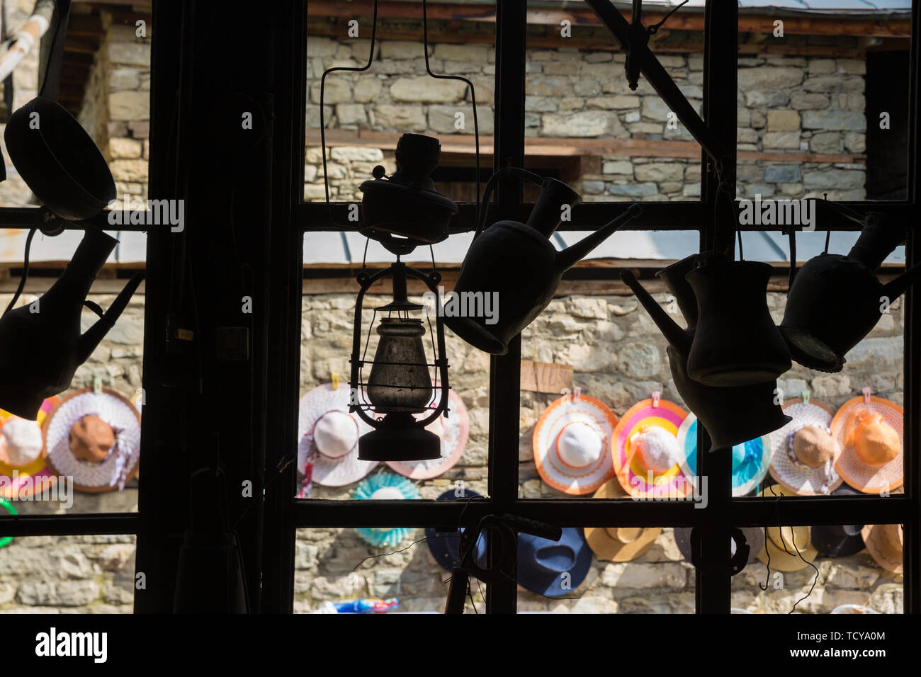 Atelier chaudronnier sur cuivre fait main et choses, Lahich, Azerbaïdjan. Intérieur de chaudronnier atelier dans le village. Banque D'Images