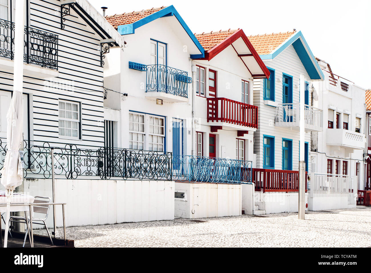 Rue avec maisons à rayures colorées au Costa Nova village, Aveiro, Portugal. Célèbre station balnéaire sur la côte atlantique dans la région de Beira Litoral. Popular tourist Banque D'Images