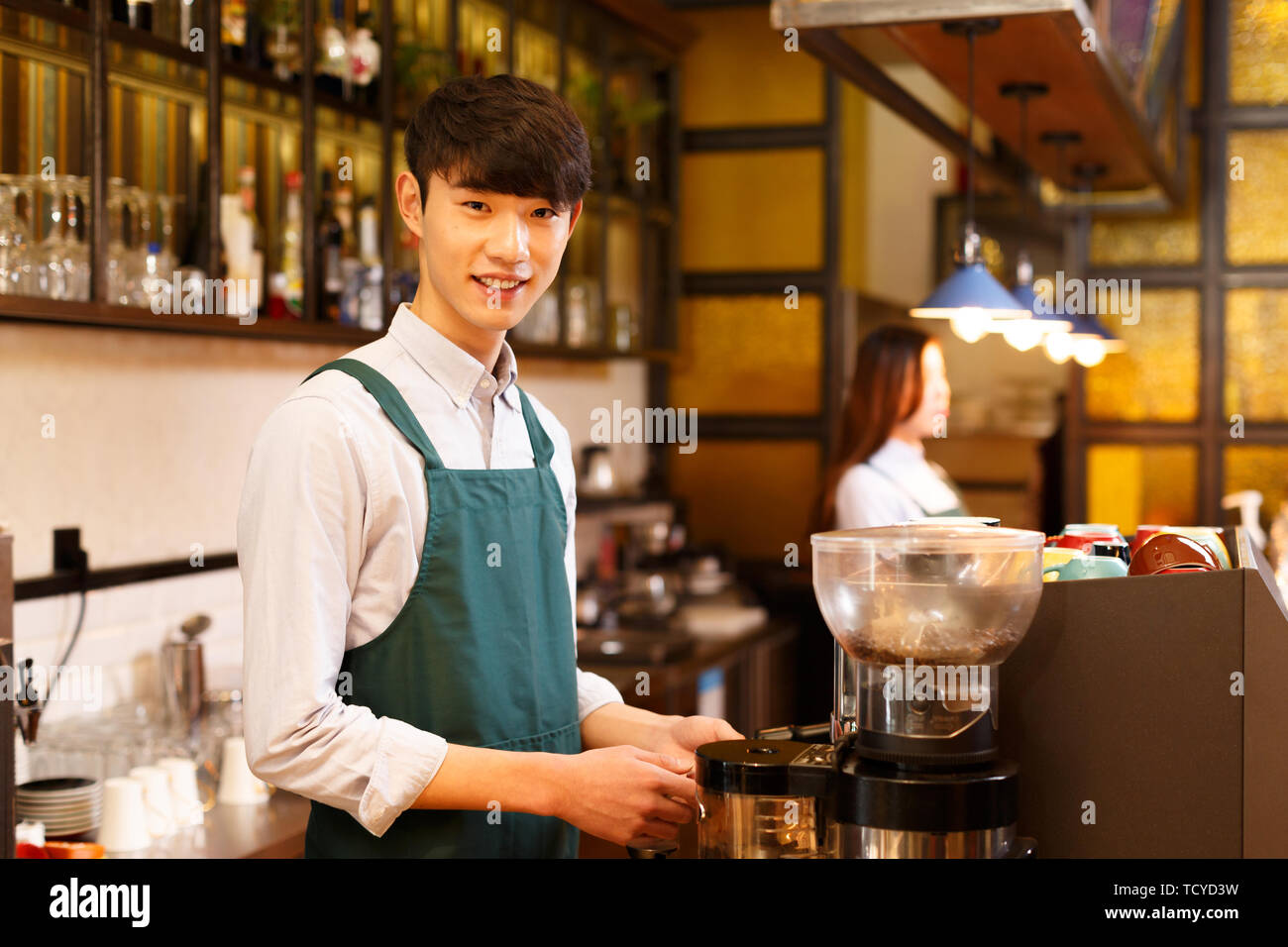 Faire serveuse et serveur dans un café Banque D'Images