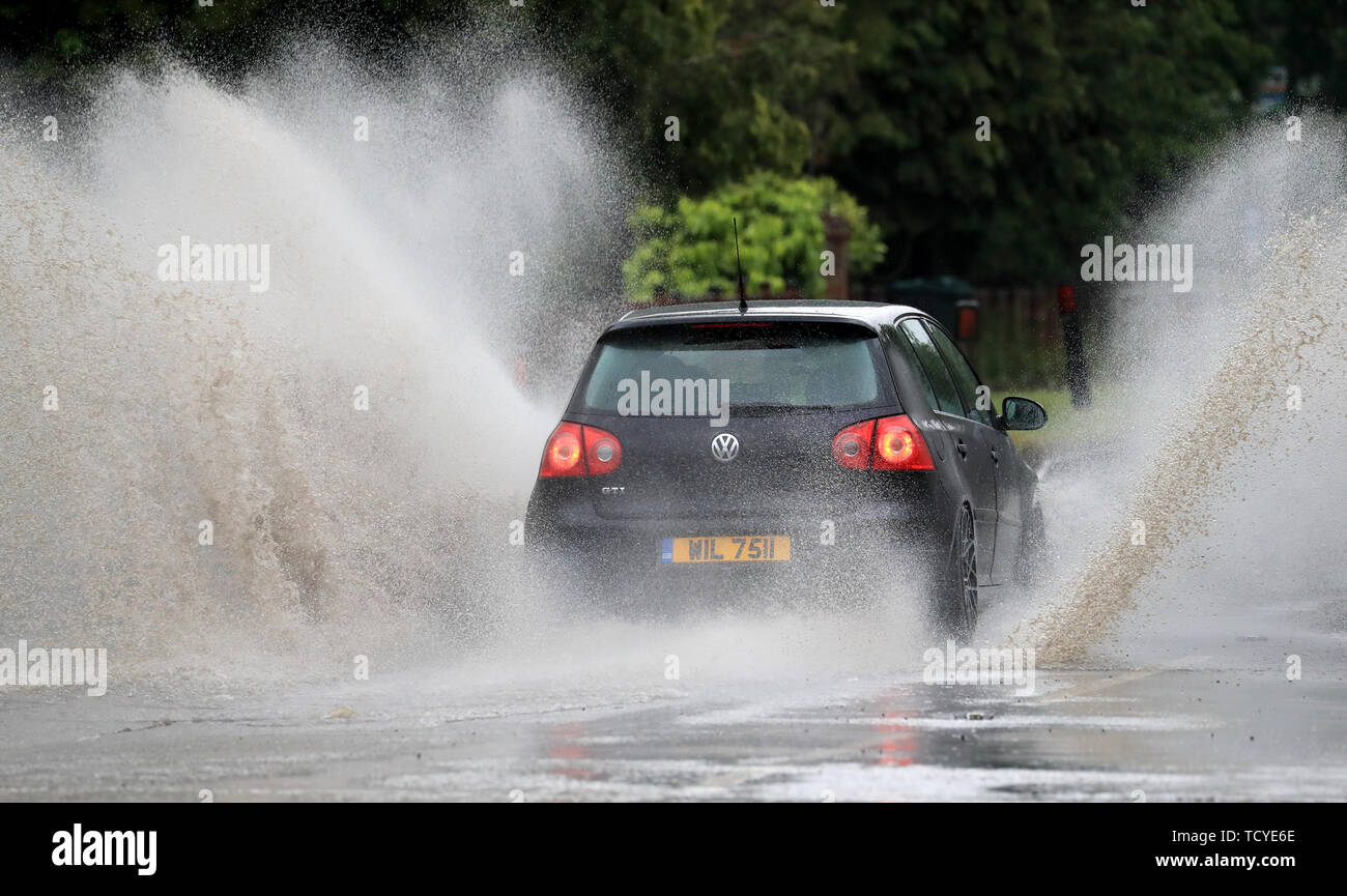 Une voiture s'écrase dans de l'eau stagnante sur une route près de Ashford dans le Kent, à la suite de fortes pluies. Banque D'Images