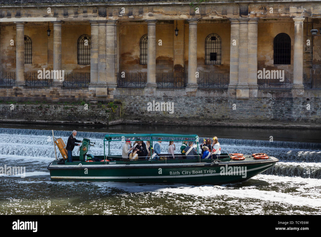 Baignoire Somerset - touristes dans un bateau touristique sur Pulteney Weir, Rivière Avon , baignoire England UK Banque D'Images