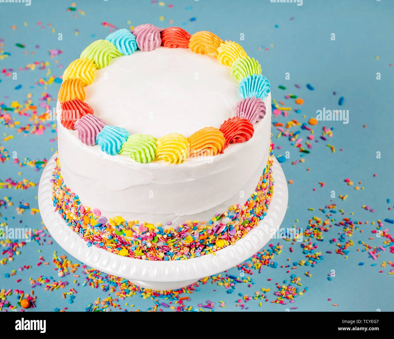 Anniversaire Gateau Avec Du Glacage Et Arc En Ciel Vermicelles Colores Sur Un Fond Bleu Photo Stock Alamy Anniversaire Gateau Avec Du Glacage Et Arc En Ciel Vermicelles Colores Sur Un Fond Bleu Photo Stock Alamy