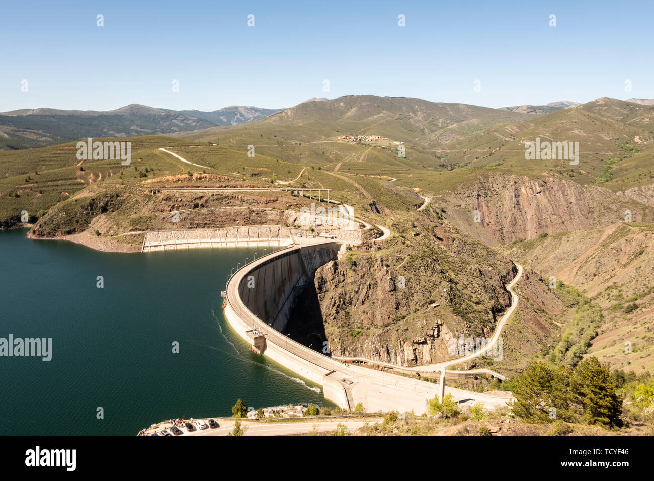 Barrage de El Atazar et dans l'arrière-plan le village de Atazar madrid espagne. Banque D'Images