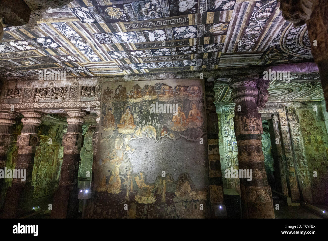 Les colonnades avec de hauts-reliefs dans la véranda., Cave, 2 grottes Ajanta Aurangabad, Maharashtra, Inde, état Banque D'Images