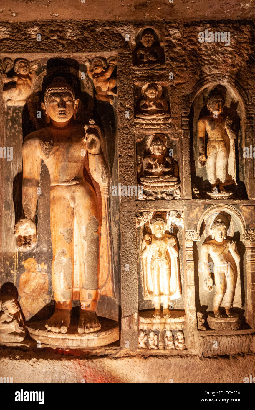 Sculptures en pierre sculptée dans la grotte 6, grottes d'Ajanta Aurangabad, Maharashtra, Inde, état Banque D'Images