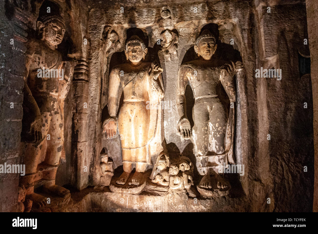 Sculptures en pierre sculptée dans la grotte 6, grottes d'Ajanta Aurangabad, Maharashtra, Inde, état Banque D'Images