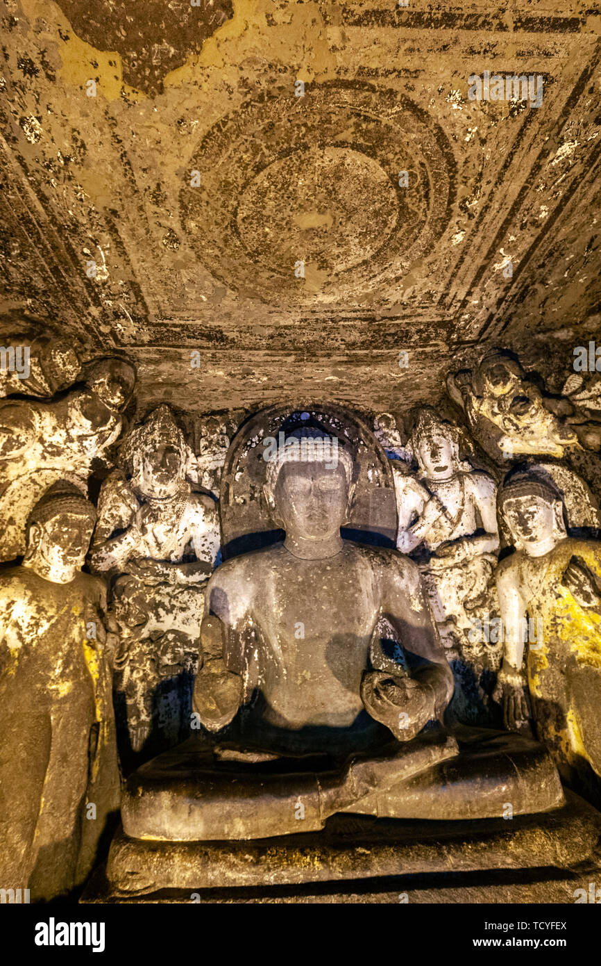 Bouddha assis sur un trône de lion dans les pattes la posture, entouré par d'autres chiffres de Bodhisattva, Cave 7, le couvent, les grottes d'Ajanta Aurangabad, Inde Banque D'Images