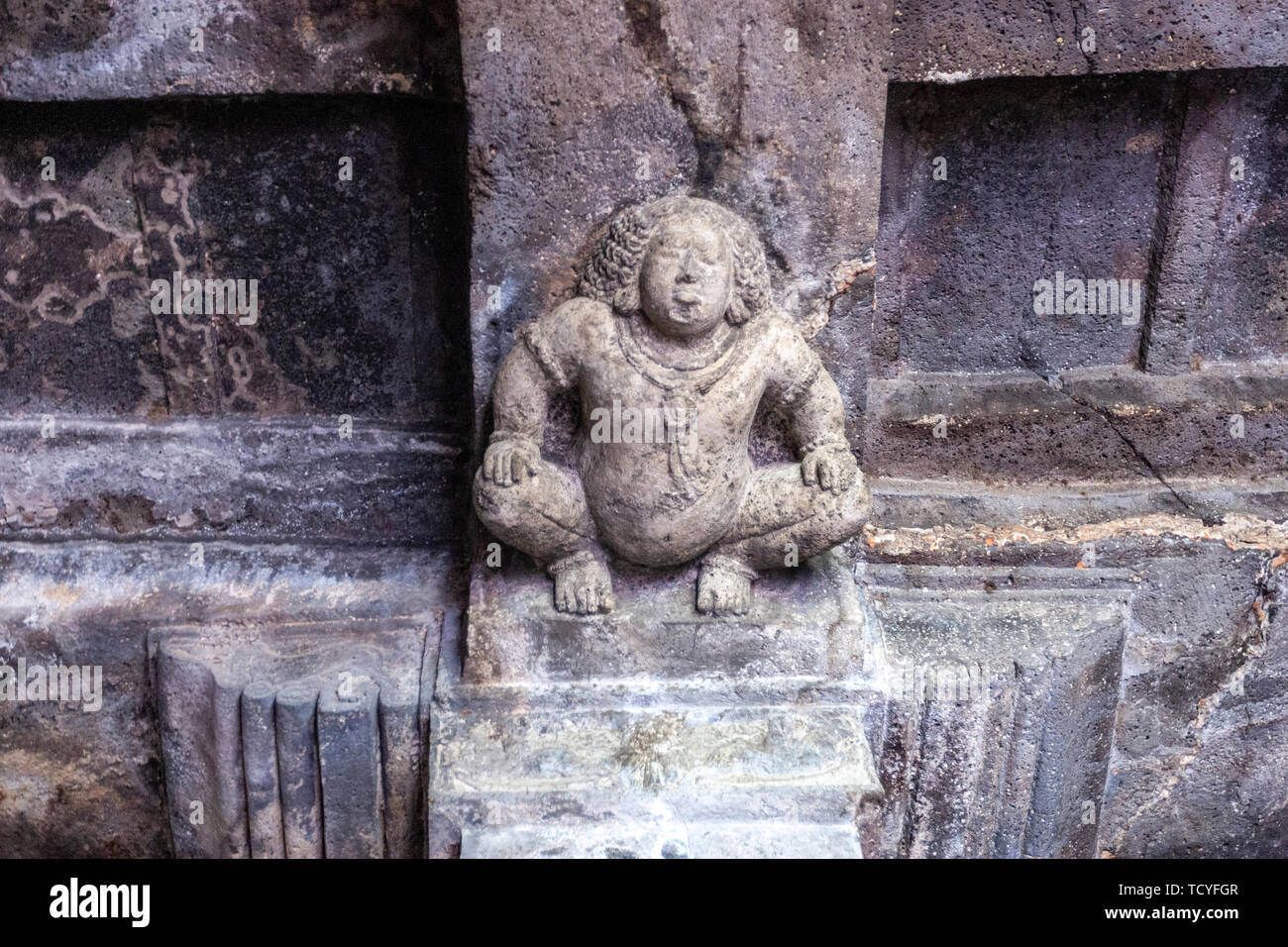 Figure de pierre de Bharvahaka Yaksha dans une colonne dans la grotte d'un étage, 16 grottes d'Ajanta Aurangabad, Maharashtra, Inde, état Banque D'Images