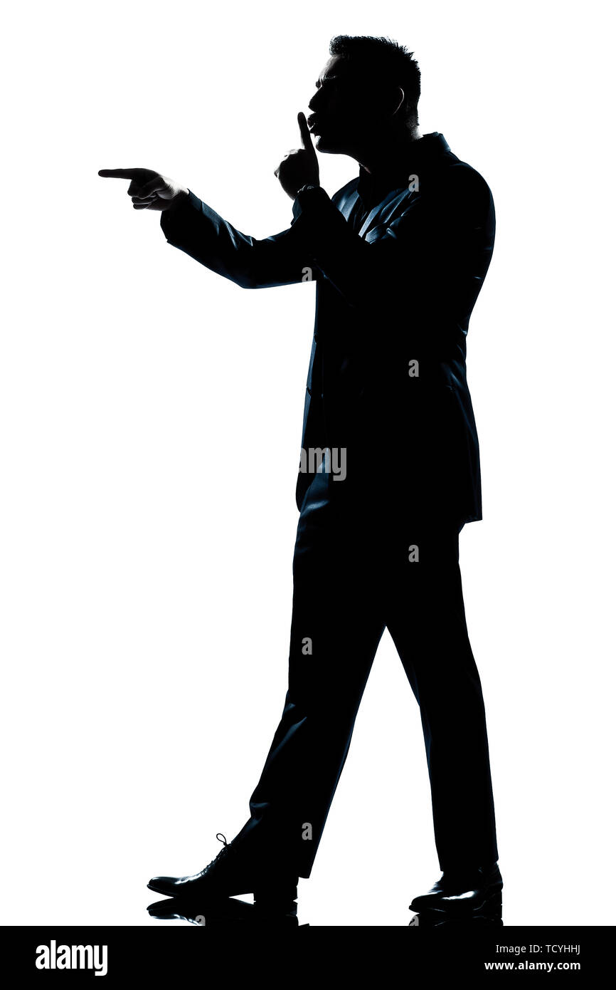 Un homme de race blanche menace pour faire taire toute la longueur en silence silhouette studio isolé sur fond blanc Banque D'Images