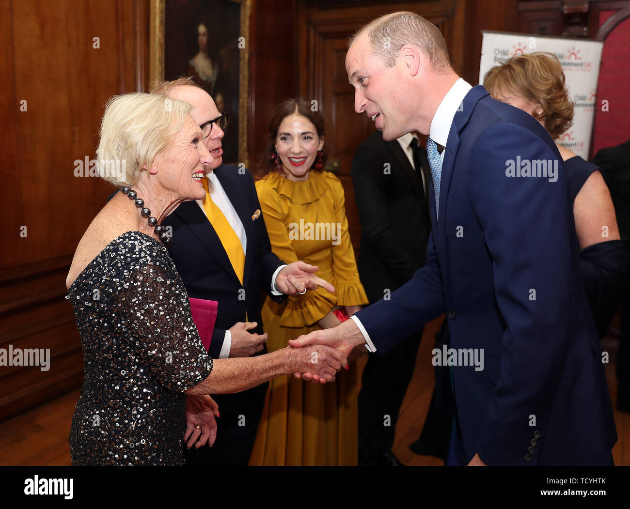 Le duc de Cambridge accueille Mary Berry (à gauche) et Jason Watkins (deuxième à gauche) à l'enfant de deuil d'UK Charity's 25e Anniversaire Dîner de Gala dans le palais de Kensington, Londres. Banque D'Images