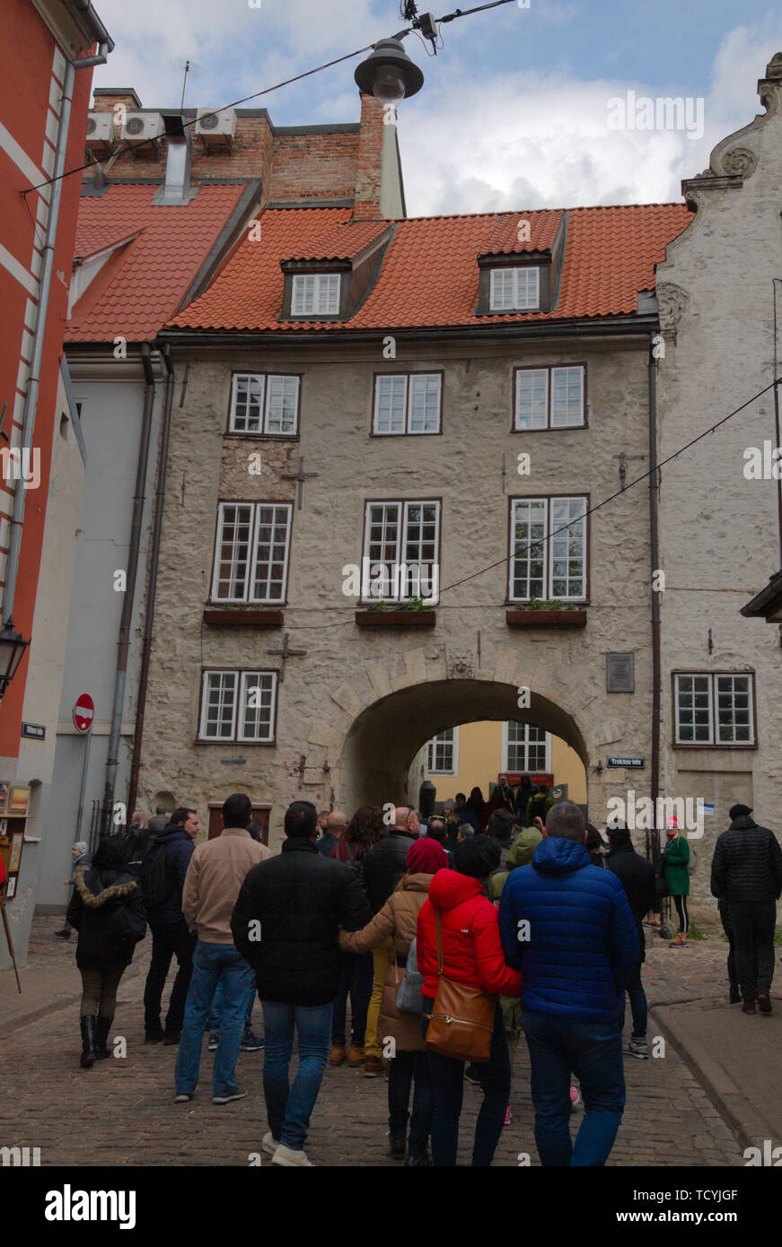 Les touristes explorent la vieille ville de Riga, Lettonie Banque D'Images