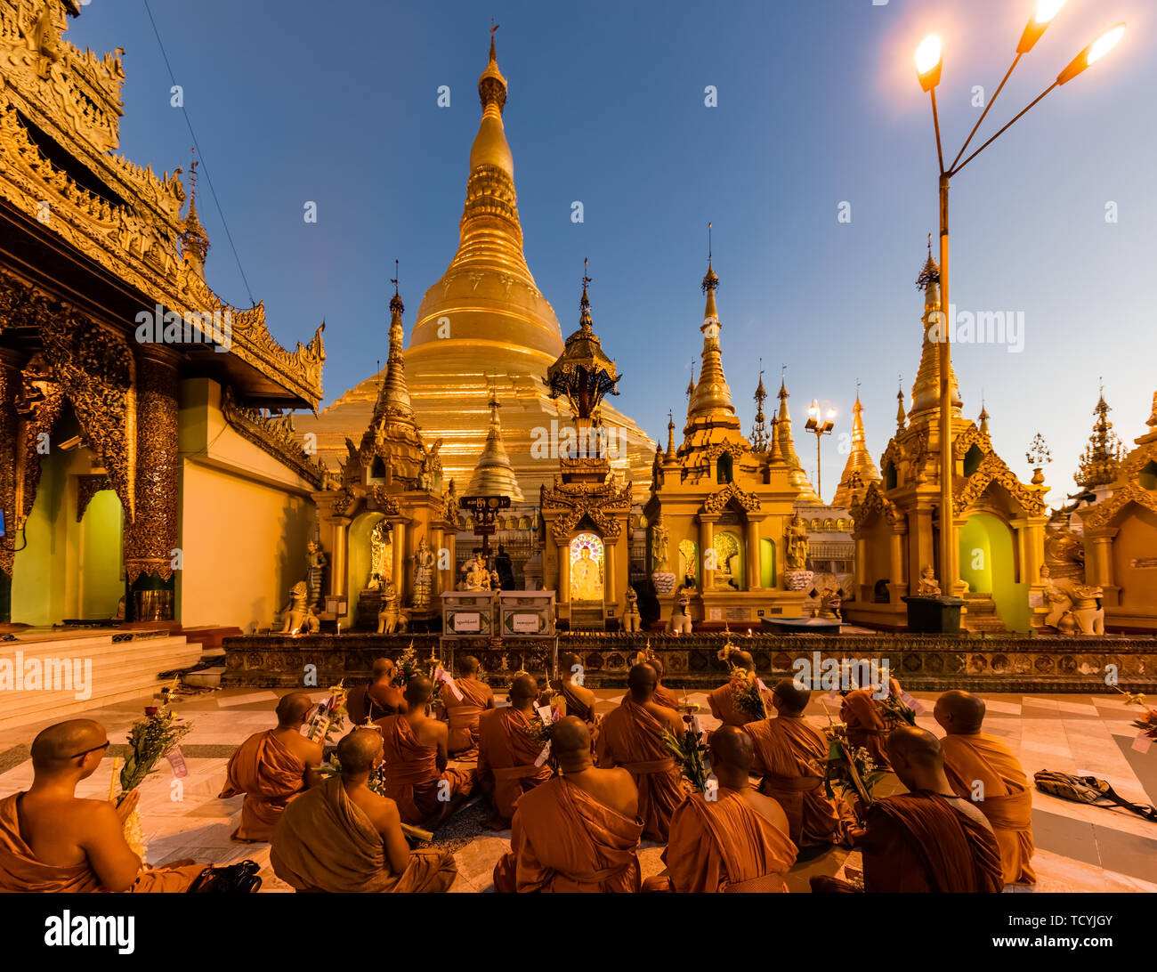 YANGON, MYANMAR - 16 décembre 2016 : prier les moines de la pagode Shwedagon à Yangon (Rangoon) au Myanmar (Birmanie) Banque D'Images