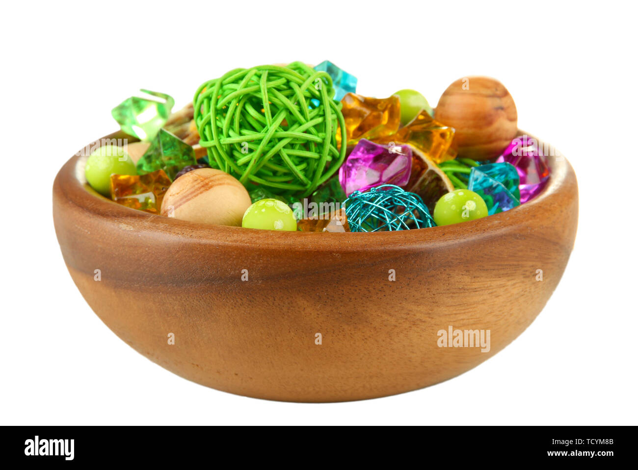 Les oranges séchées, et d'autres boules en osier accueil décorations dans bol en bois, isolé sur blanc Banque D'Images