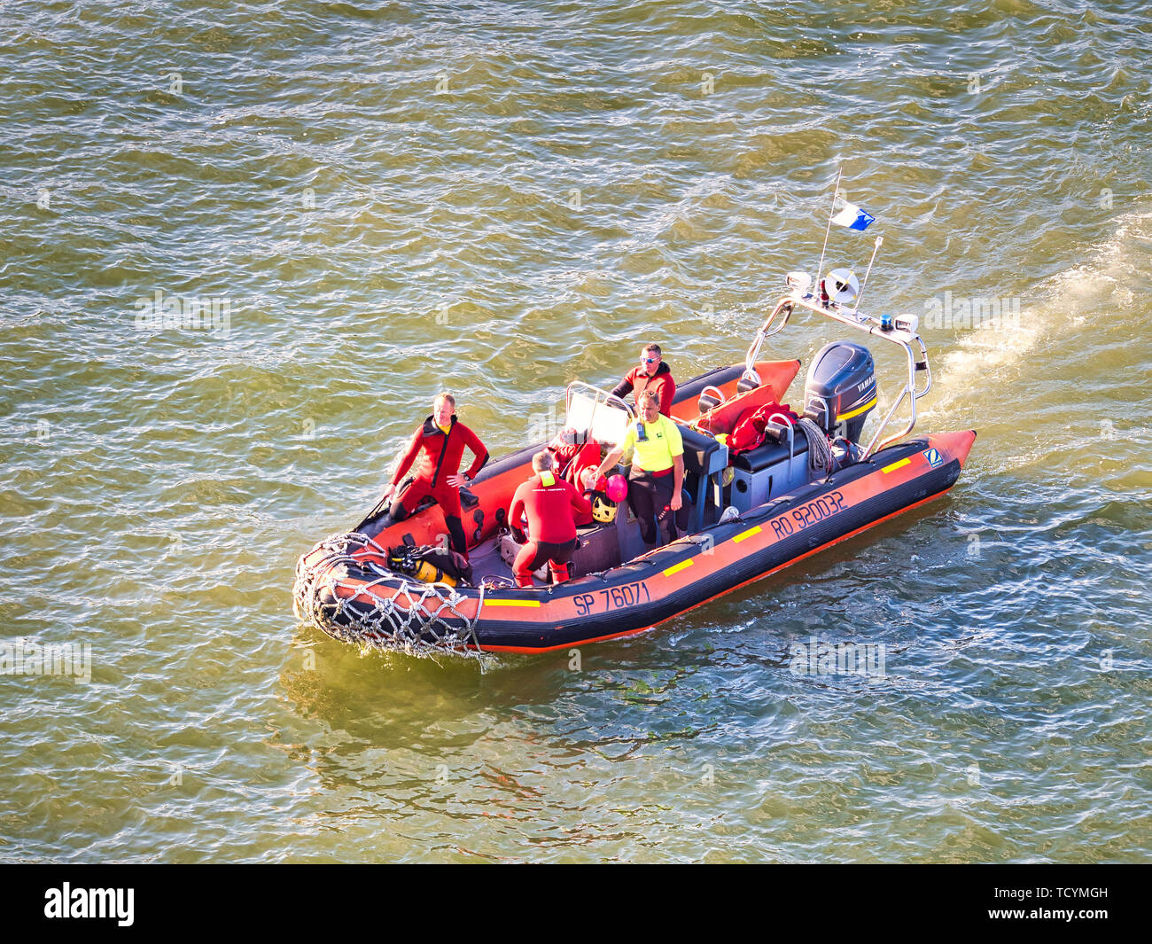 ROUEN, FRANCE - Le 8 juin 2019. L'équipe de sauvetage non identifiés sur un bateau gonflable au cours de l'exposition internationale, Armada voiliers sur Seine. Aerial Banque D'Images